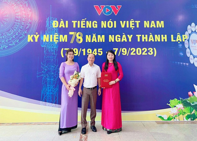 Giám đốc Đài Truyền hình Kỹ thuật số VTC Trần Đức Thành với ekip đoạt giải Bạc phim tài liệu Việt Nam - Nhật Bản: Sự kết nối lâu đời trong văn hoá
