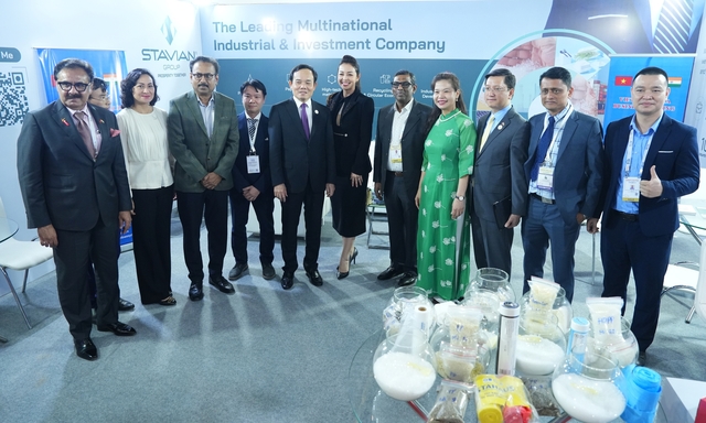 Phó TT Chính phủ Trần Lưu Quang tham quan gian triển lãm của Tập đoàn Stavian