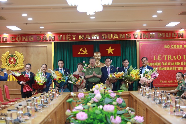Bộ trưởng Tô Lâm và các doanh nhân được trao tặng Kỷ niệm chương &quot;Bảo vệ an ninh Tổ quốc&quot;