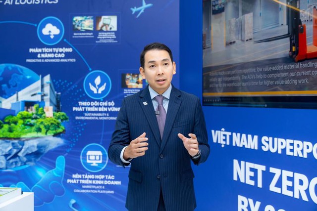 Tiến sĩ Yap Kwong Weng, CEO Việt Nam SuperPort™ thuyết trình về tương lai “siêu cảng”.