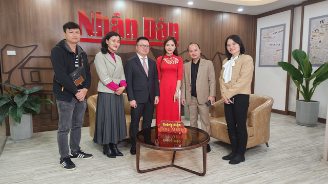 Ông Lê Quốc Minh, Chủ tịch Hội Nhà báo Việt Nam, Tổng Biên tập Báo Nhân dân (thứ 3 từ trái sang) cùng lãnh đạo, phóng viên Đài truyền hình KTS VTC