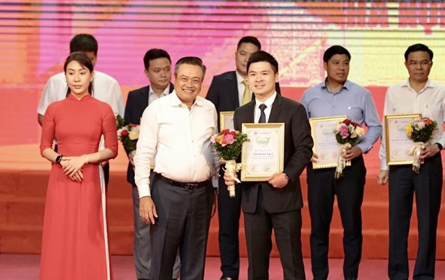 Ông Trần Sỹ Thanh, Chủ tịch UBND TP Hà Nội (trái) tặng hoa ông Đỗ Vinh Quang, Phó Chủ tịch Tập đoàn T&T Group nhằm tuyên dương, vinh danh đơn vị này vì những đóng góp cho công tác an sinh xã hội của Thành phố.