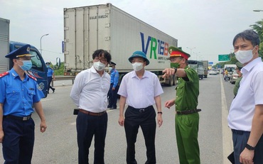 Chủ tịch Hà Nội chỉ đạo phương án thông xe ‘luồng xanh’ nhanh nhất