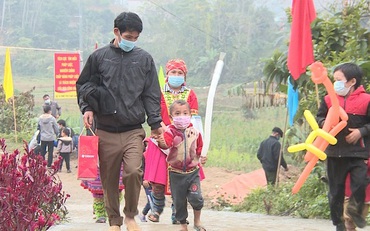 Tuyên Quang: "Tặng quà Tết ấm vùng cao" cho các gia đình khó khăn và học sinh nghèo vượt khó