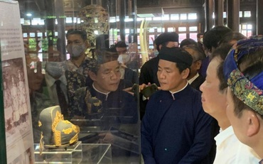 Thừa thiên Huế: Tiếp nhận, trưng bày hai cổ vật triều Nguyễn phục vụ khách tham quan