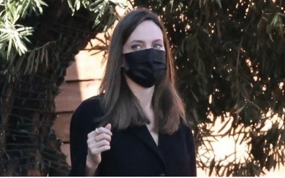 Angelina Jolie xinh đẹp đi mua sắm ở California