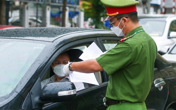 Chuyên gia y tế: Kiểm tra giấy tờ dù đeo găng tay vẫn có nguy cơ lây virus