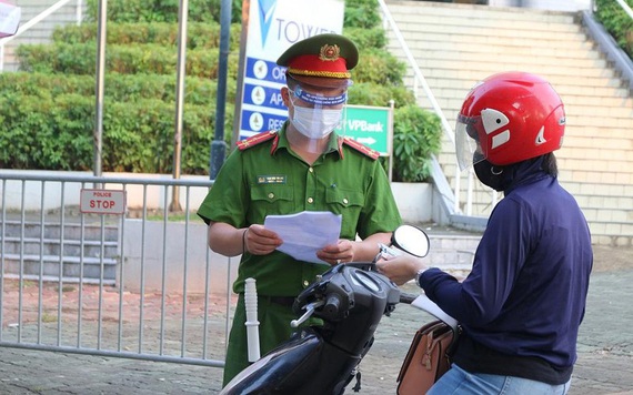 Hà Nội yêu cầu người đi đường xuất trình lịch trực, lịch làm việc