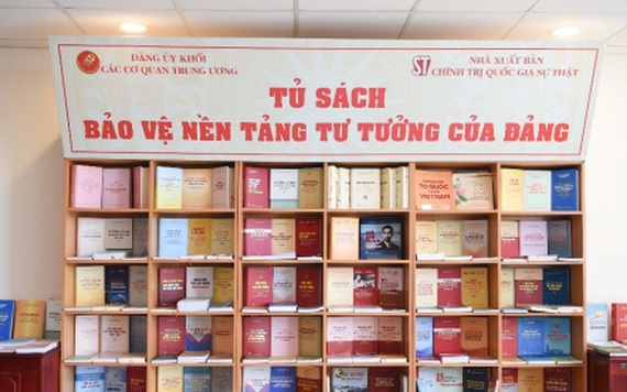 Giới thiệu, trưng bày Tủ sách Bảo vệ nền tảng tư tưởng của Đảng và Tủ sách Chi bộ điện tử