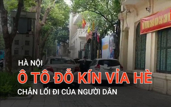 Hà Nội: Ô tô đỗ kín vỉa hè, chắn lối đi của người dân