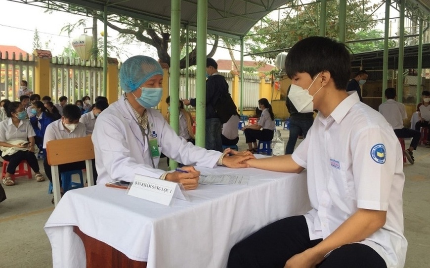 Nam sinh lớp 11 tiêm liên tiếp 2 mũi vaccine trong 10 phút xuất viện