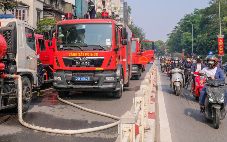 Cảnh sát đập cửa kính, chữa cháy nhà 2 tầng trên phố Hà Nội