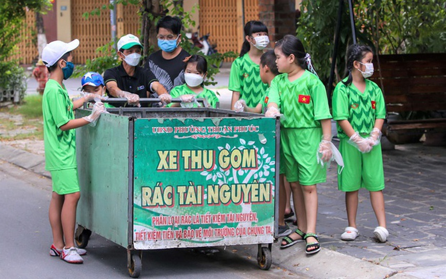 Đà Nẵng: Theo chân “biệt đội nhí” thu gom phân loại rác